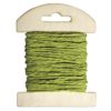 Papierkordel auf Holzkarte in avocado