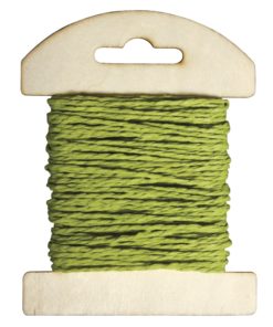 Papierkordel auf Holzkarte in avocado