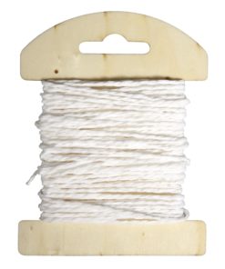 Papierkordel auf Holzkarte in weiß