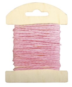 Papierkordel auf Holzkarte in babyrosa
