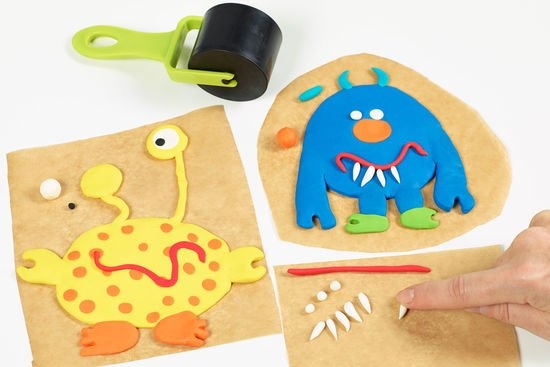 Monster werden aus Fimo modelliert