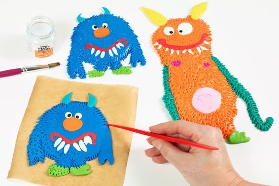 Monster werden aus Fimo modelliert