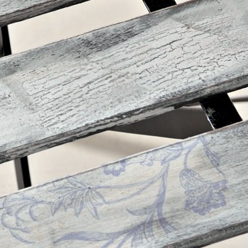 Die Sitzfläche eines Shabby Chic Stuhls, gestaltet mit Krakelee-Medium.