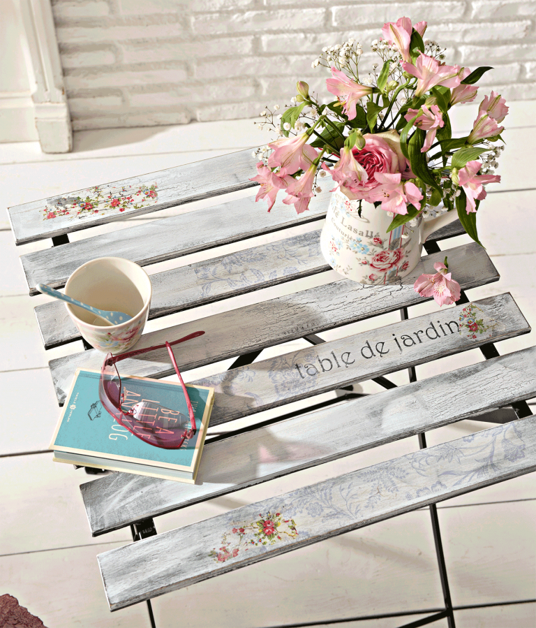 Ein fertig gestalteter Tisch im Shabby Chic Stil.