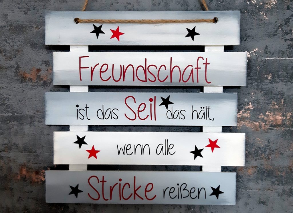 Ein Schild aus Holzlatten für Freunde.