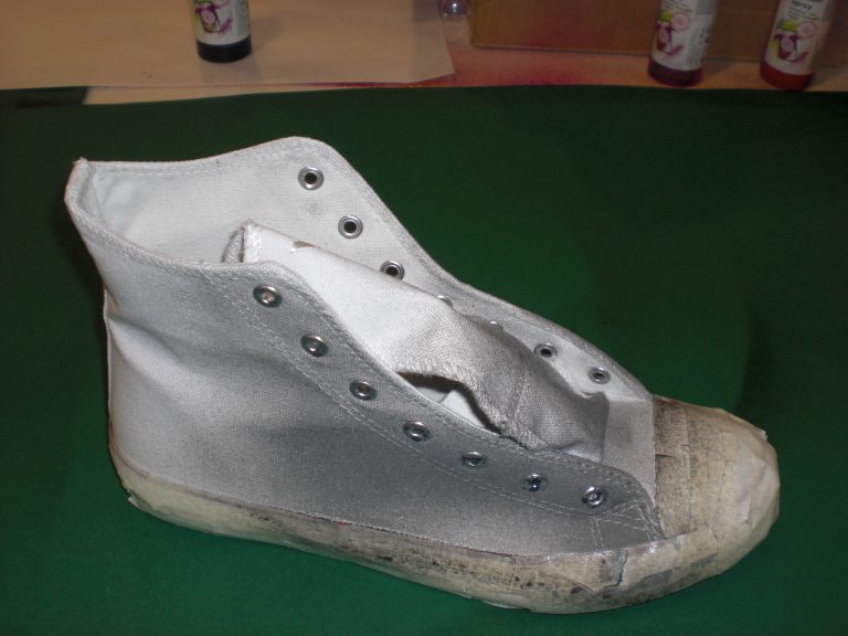 Ein Sneaker wurde mit grau für den Streetart Style eingesprüht.