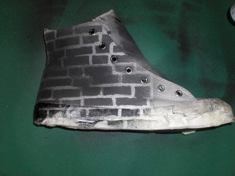 Der fertig gestaltete Sneaker im Streetart style.