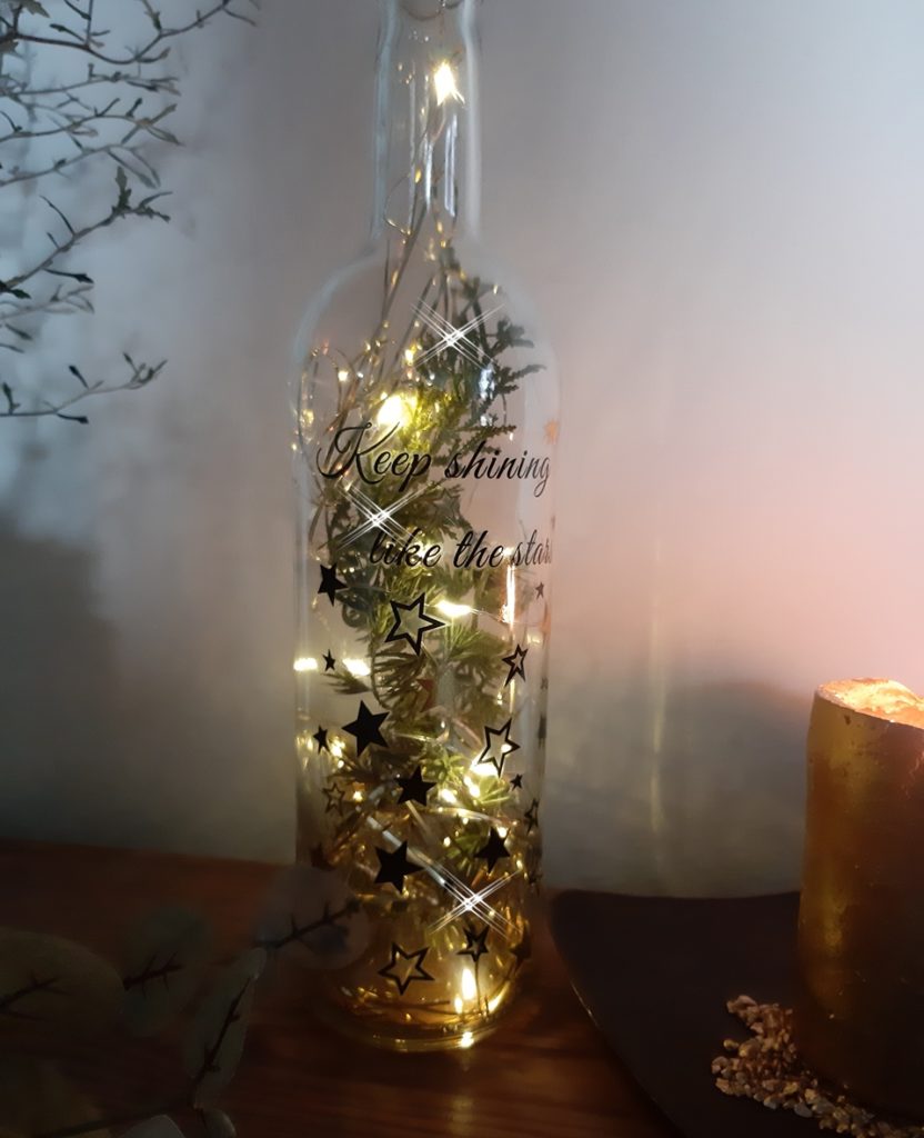 Festlicher Lichterglanz in einer Glasflasche mit einer LED-Lichterkette.