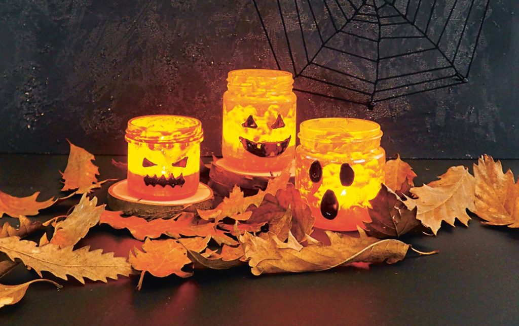 3 leuchtende Halloween-Lichter aus leeren Gläsern.