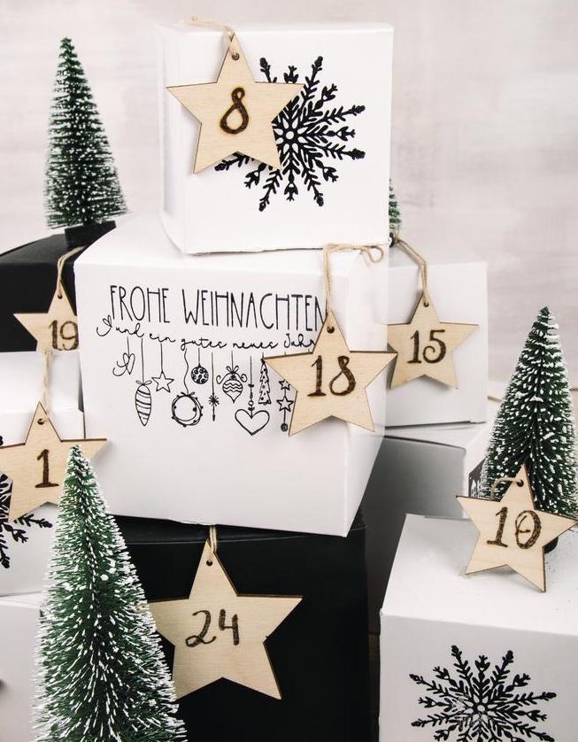 Bestempelte Schachteln mit Adventskalender-Zahlen.