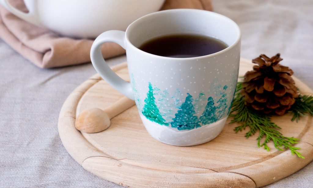 Tasse mit einer bemalten Winterlandschaft