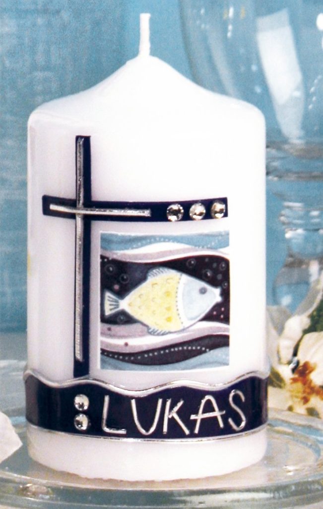 Eine Kerze zur Konfirmation mit einem Fisch und dem Namen des Kindes.