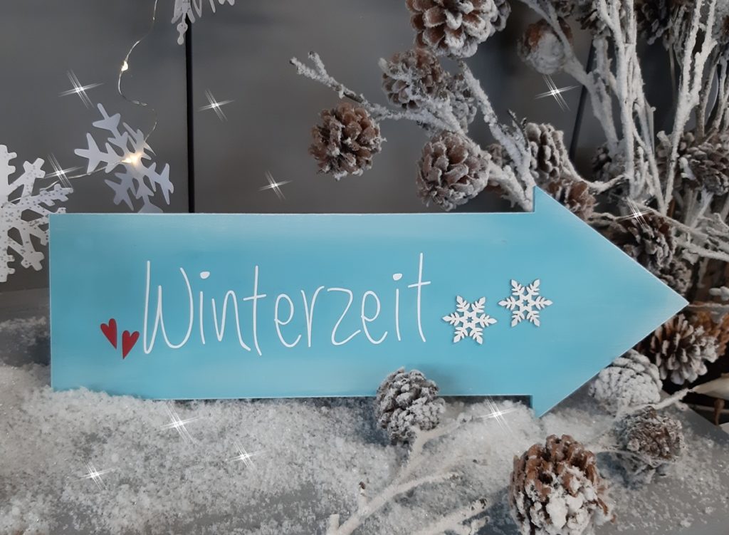 Schild in Pfeilform mit Winterzeit beschriftet.