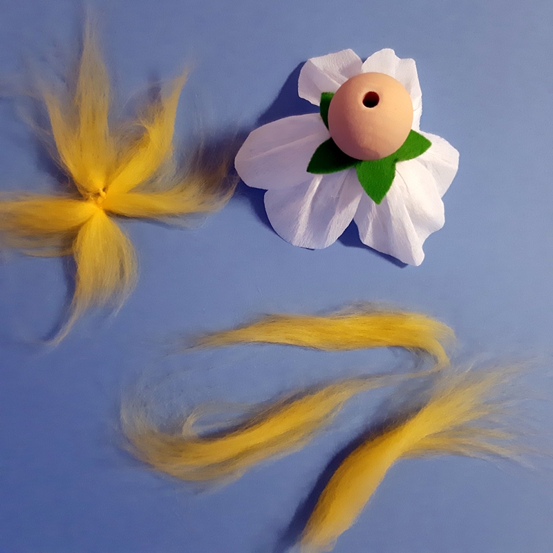 Haare aus Filzwolle werden für die Krokusse zusammengebunden.