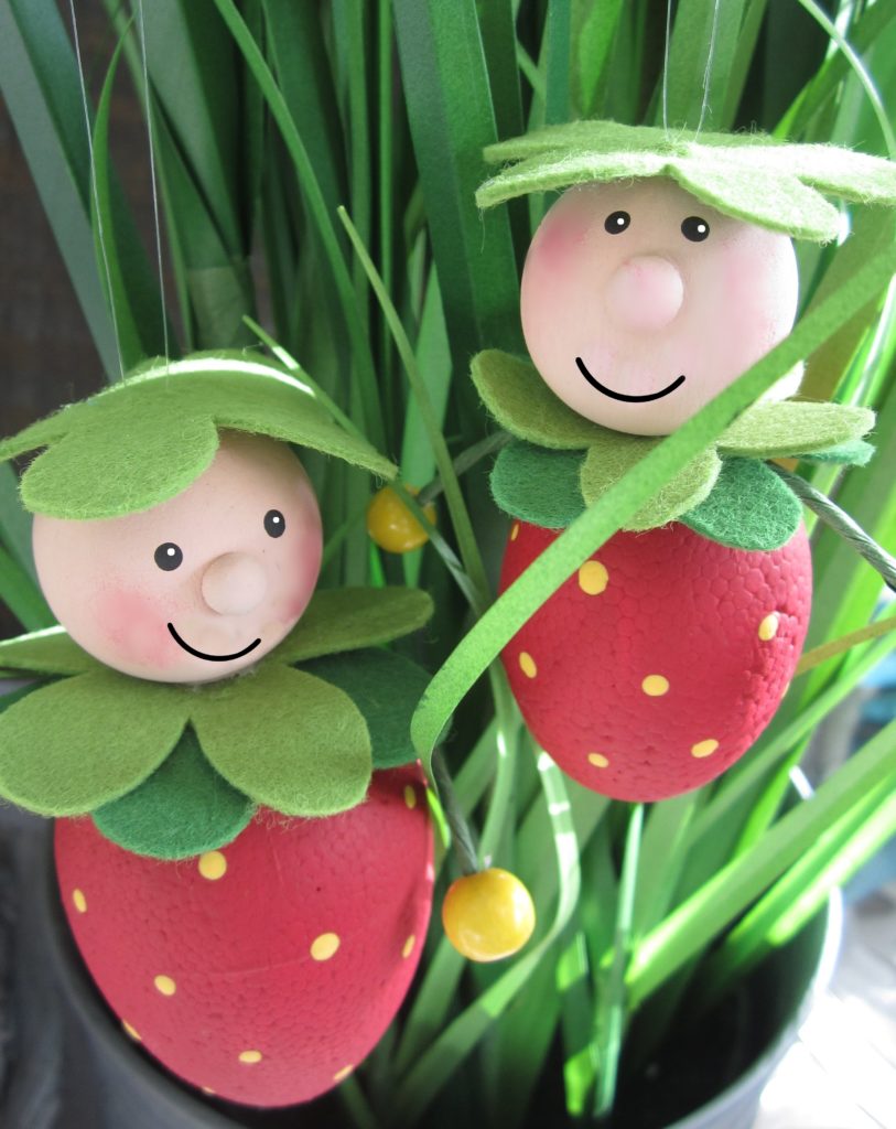 2 Erdbeerkinder im Blumentopf.