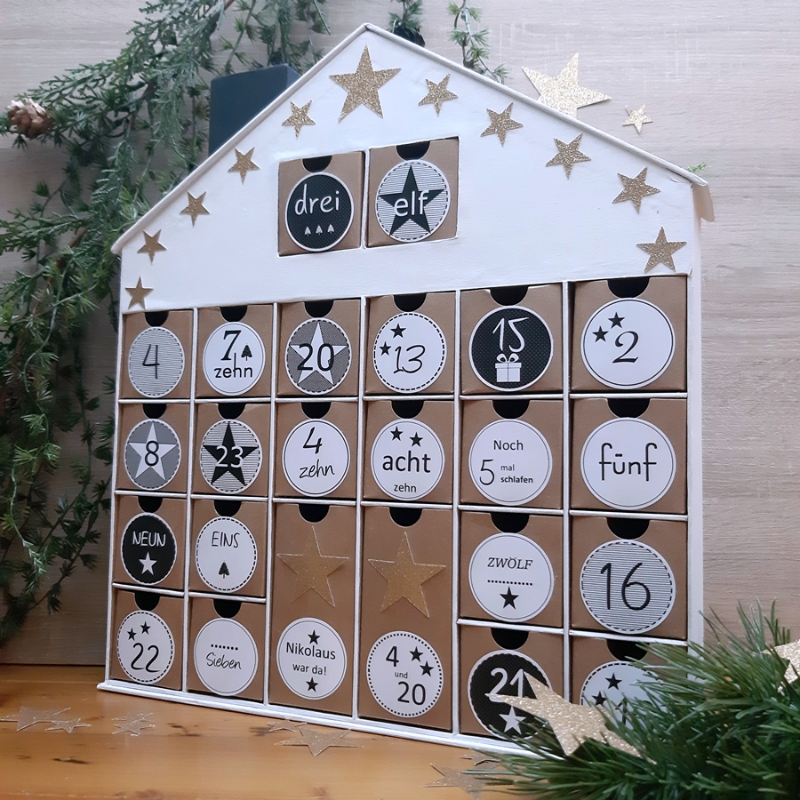 Adventskalender aus Pappmaché als Haus.