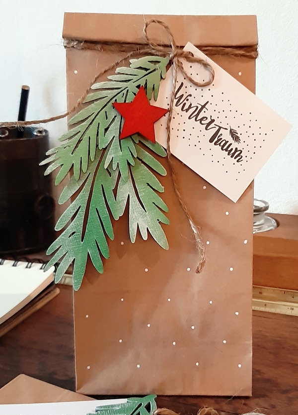 Geschenktüte in braun mit Clear Stamps verziert.