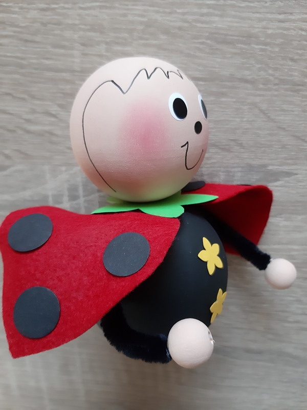 Der Glücksbringer bekommt schwarze Haare aufgemalt