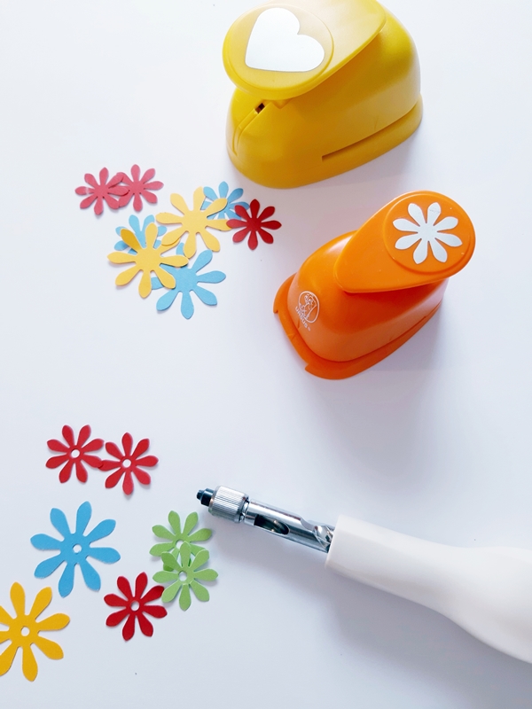 Gänseblümchen werden mit Motivlochern ausgestanzt