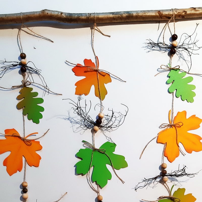 Blätterketten mit Dekoperlen in Herbstfarben aus Bastelpapier