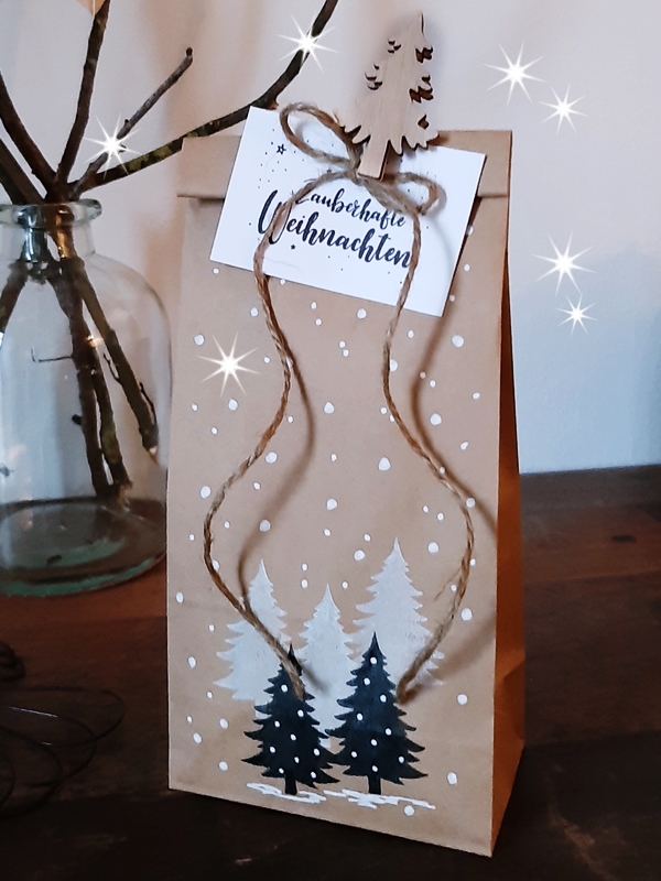 Geschenkverpackungen mit gestempelten Tannen