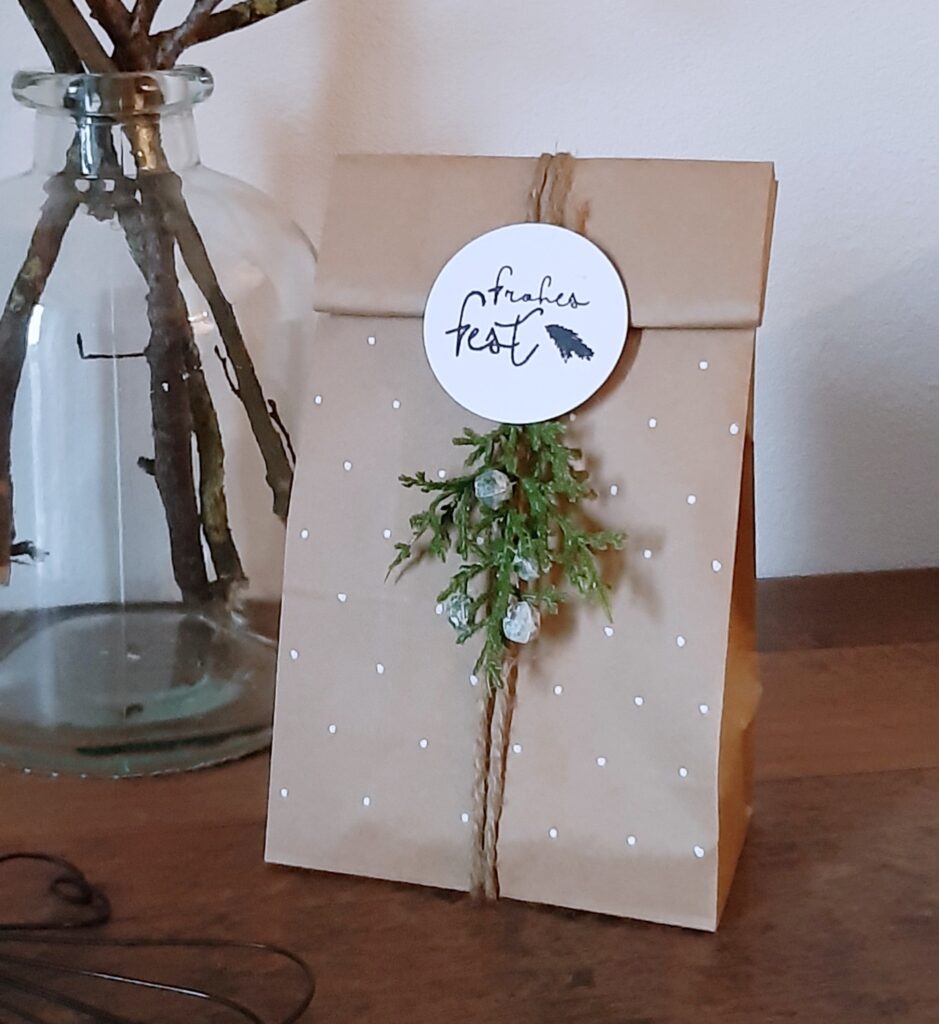 Geschenktüte mit rundem Geschenkkärtchen