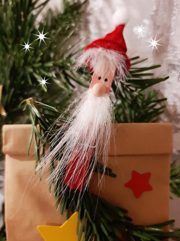 Holzklammern als Weihnachtsmann