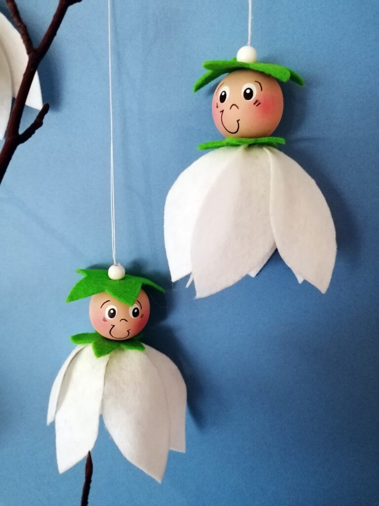 2 Schneeglöckchen aus Filz und Holzkugeln
