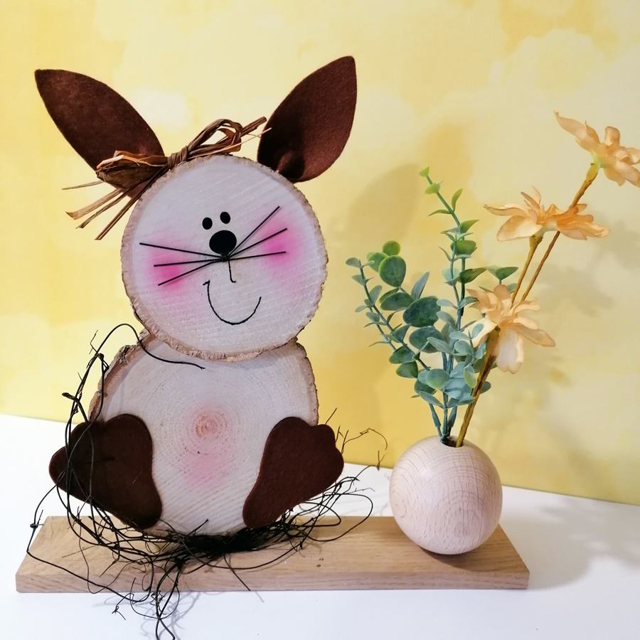 Sitzender Hase aus Holzscheiben