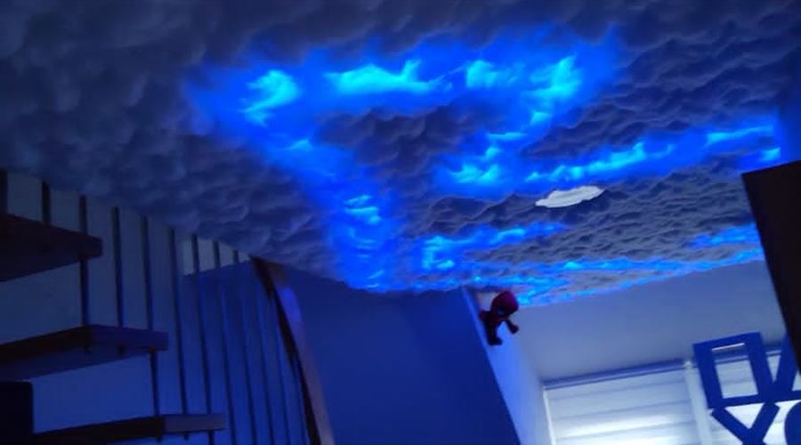 LED-Wolkenhimmel aus Watte und LED-Stripes in Blau