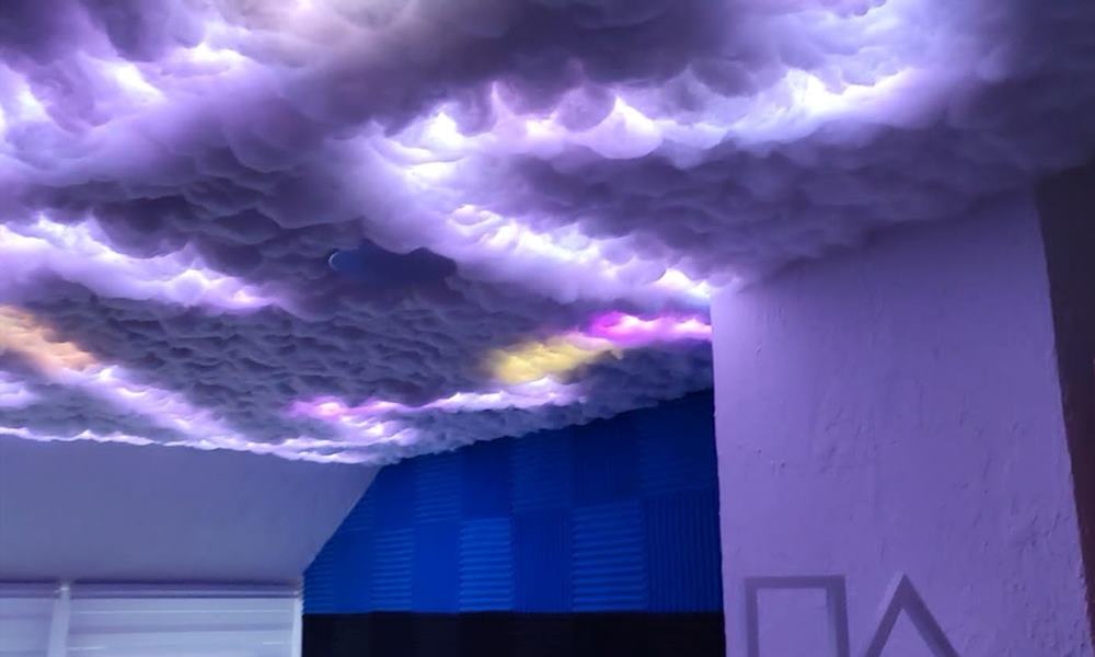 LED-Wolkenhimmel aus Watte und LED-Stripes in Lila