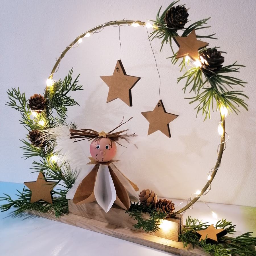 Weihnachtsengel im beleuchteten Dekoring