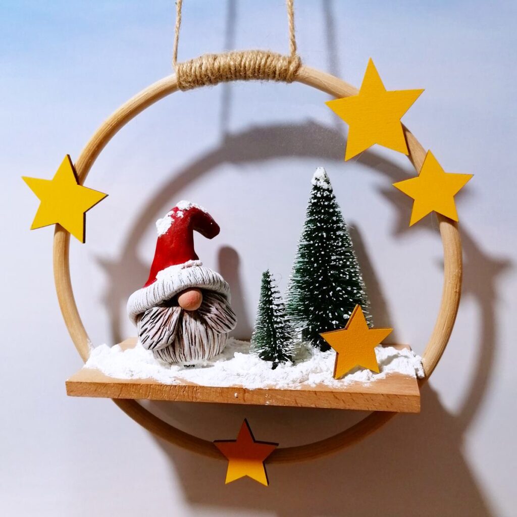 Weihnachtsmann aus Modelliermasse im Bambus-Ring mit gelben Sternen