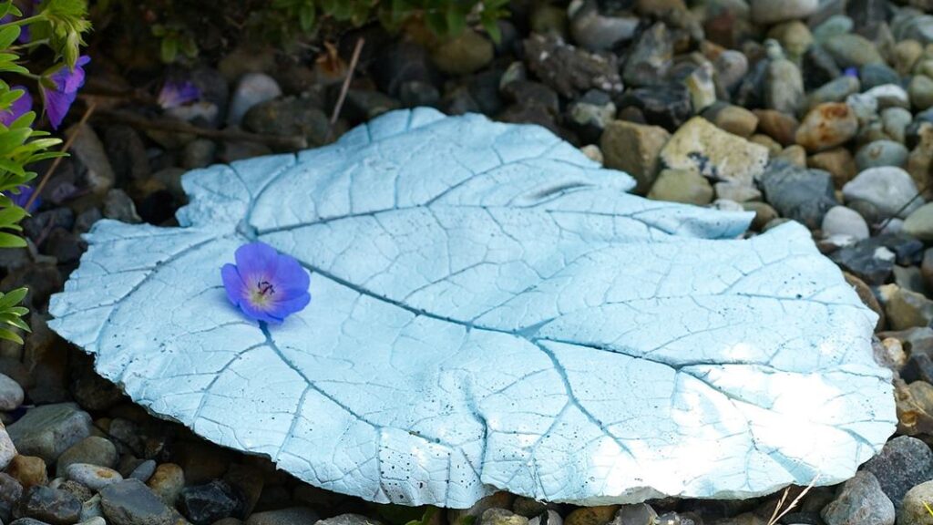 Blatt aus Kreativ-Beton in Hellblau