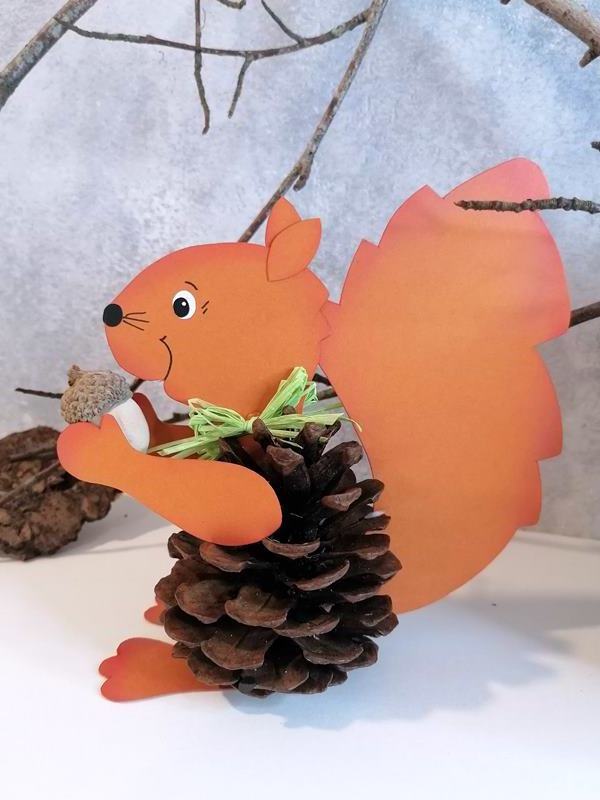 Ein Eichhörnchen aus Papier und Pinienzapfen