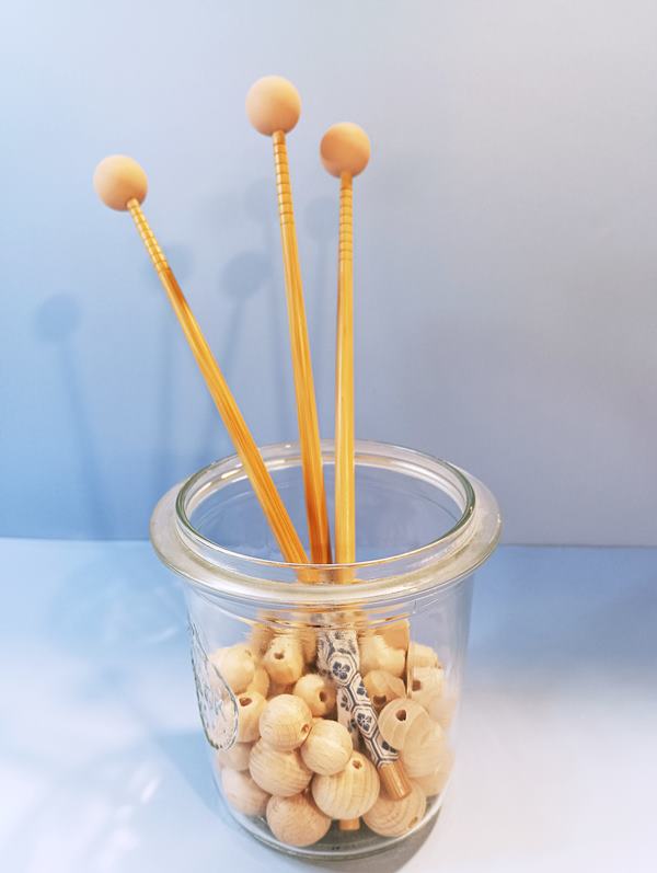 Holzkugeln werden grundiert